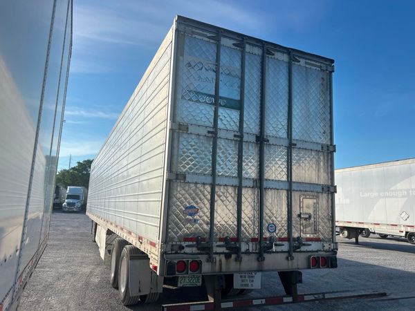 2011 Utility 3000R Reefer Trailer- Thermo King SB-110