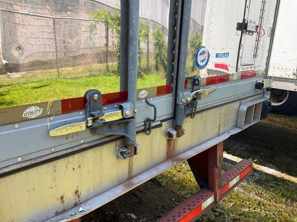 2011 Utility 3000R Reefer Trailer- Thermo King SB-210