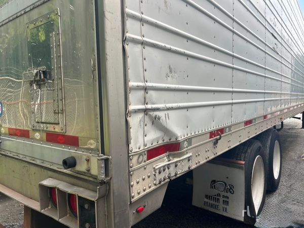 2011 Utility 3000R Reefer Trailer- Thermo King SB-210