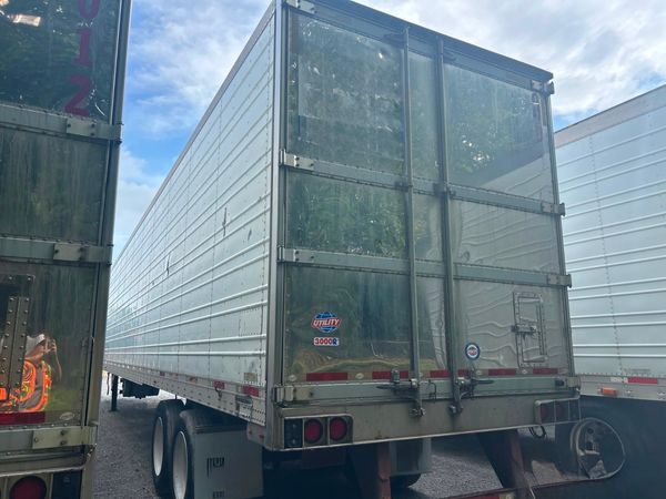 2011 Utility 3000R Reefer Trailer- Thermo King SB-210