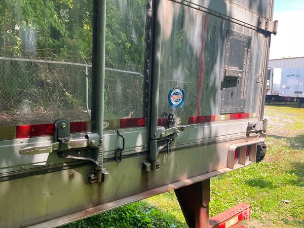 2011 Utility 3000R Reefer Trailer- Thermo King SB-210