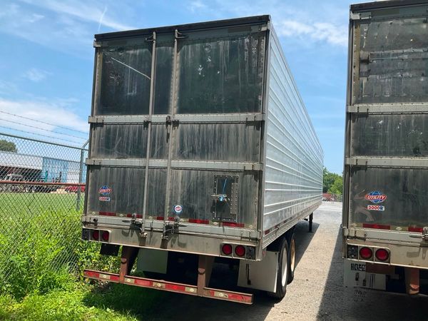 2011 Utility 3000R Reefer Trailer- Thermo King SB-210
