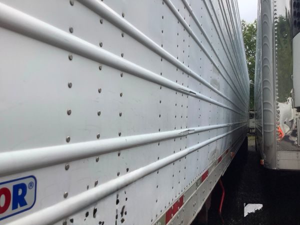 2011 Utility 3000R Reefer Trailer- Thermo King SB-210